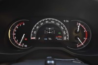 ガソリンエンジン車「RAV4アドベンチャー」のメーターパネル。写真のように4輪への駆動力配分が確認できる。