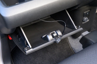 ナビゲーションはスマートフォンの接続にも対応。USBケーブルはグローブボックスから引き出して使う。