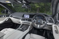 試乗車のインテリアはアイボリーホワイトのレザーメリノがチョイスされていた。ダッシュボードやセンターコンソールまわりにはカーボンパネルが大胆に使われている。