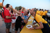 料理を手にファンとの記念撮影に応じている人物は、よく見るとドゥカティのクラウディオ・ドメニカーリCEOである。