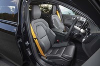 「ポールスターエンジニアード」専用シートの表皮はオープングリッドテキスタイルとファインナッパレザーの組み合わせ。ゴールドのシートベルトが目を引く。