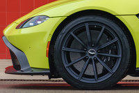 タイヤサイズは前が255/40ZR20、後ろが295/35ZR20で、「ピレリPゼロ」が純正装着される。ブレーキにはスチールブレーキに加え、オプションでカーボンコンポジットブレーキも用意される。