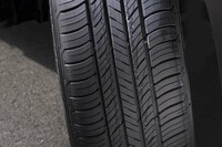 従来品よりも接地圧を均一化することで乗り心地のよさを実現。パターンと構造の最適化によって高い静粛性も確保している。