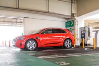 クーペSUVタイプのEV「e-tronスポーツバック」に続き、2021年1月に国内販売が開始された「e-tron 50クワトロ」。装備の異なる全3グレードがラインナップされている。