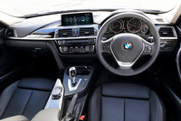 「318iスポーツ」のコックピット。インテリアカラーは「オイスター」と「ブラック×オイスター」、「ブラック×レッド」の3色展開。