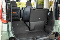 上級グレードでは、荷室の床面やリアシートの背面も防水仕様に。リアシートのスライド、リクライニング、格納は、後席側からも操作可能となっている。