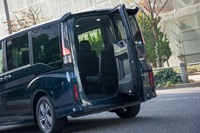 「ステップワゴン」の特徴である「わくわくテールゲート」。3列目シートを格納すれば、写真の開口部から乗り降りすることもできる。