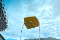 粘着テープで固定していた「テレパス」の車載機の台座を外す。わが家にテグスがなかったので、適当なヒモで代用した。