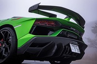 リアディフューザーやリアウイングは「アヴェンタドールSVJ」専用アイテム。上方排気を採用したエキゾーストシステムも、空力特性の改善に役立っているという。