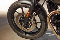 フロントブレーキにはブレンボ製の4ピストンキャリパーが採用されている。