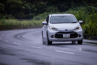 車体の基本骨格には、「TNGA」の「GA-B」プラットフォームを採用。全長は「ヤリス」に比べて110mm長い設定となる。FWD車のサスペンションは、フロントがマクファーソンストラット式、リアがトーションビーム式。