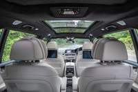 3列目シートから車内前方を眺めた様子。天井に3列目用の空調やシートヒーターのコントロールパネルが設置されている。