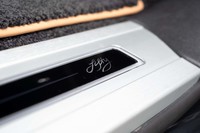 サイドシルのプレートにも「fifty」ロゴがある。ドアを開けると発光して迎えてくれる。