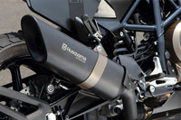 スタイリッシュなブラック仕上げのサイレンサーが目を引くマフラー。オプションでアクラポヴィッチ製のマフラーも用意されている。