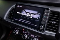 起動時にはセンターモニターに専用のグラフィックが浮かび上がり、特別感を演出する。