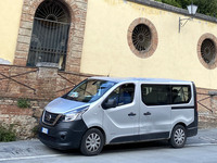 「日産プリマスター」は「ルノー・トラフィック」の姉妹車。写真はシエナでデマンドバスとして用いられている車両。2022年4月撮影。