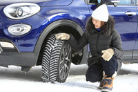 市街地あり、高速道路あり、そしてスノー路面ありと、変化の激しい230kmの道を走破した「ベクター4シーズンズ ハイブリッド」をねぎらういとうりなさん。「帰りの道も、頼むよ！」