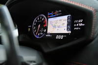 12.3インチサイズの液晶パネルを採用するメーター。「ストラーダ」や「スポーツ」モードでは、メーター内にタコメーターと同時にナビやその他の情報を表示可能だ。