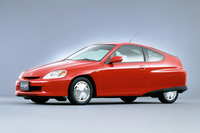 1999年に登場した初代「ホンダ・インサイト」。2シーターの小柄なハイブリッドカーで、10・15モードで35.0km/リッター（後期型では36.0km/リッター）という燃費性能を実現していた。