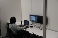 オフィスフロア全体が柱のない構造となっているため、ひとりで集中して作業するための写真のようなスペースが用意されている。