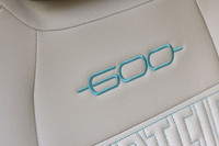 フロントのシートバックにも「600」。