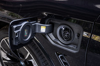 ボディー左側フロントフェンダーに普通充電用ポートを配置。200Vの普通充電においては、約8時間で満充電が完了する。