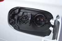 AC200V（写真左）と急速充電用（右）のソケットが並んで備わる。急速充電については、制御を見直すことで、80％充電までの所要時間が30分から25分に短縮された。