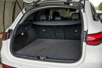 荷室の容量は620リッター。鍵を持っていれば足先の操作でテールゲートを開閉できる機能も備わっている。