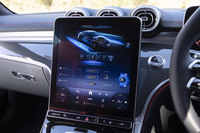 ダッシュボードの中心には11.9インチの縦型タッチスクリーンを搭載。オープントップ時に空の映り込みを抑えるため、角度を2段階で変えられる。