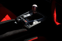 マイナーチェンジで形状が変更されたシフトノブ。賢いブリッパーのおかげで「ギャン！」とシフトを蹴られることはなかったが、ゲート間の距離が狭いので、何度か「2速に入れたつもりが4速」というミスを犯した。恥ずかしい。