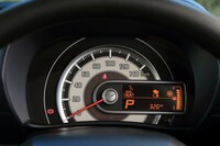 見やすさに配慮した単眼メーター。常時照明式で、3時の位置にはインフォメーションディスプレイがレイアウトされている。