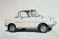 「マツダR360クーペ」
	マツダが1960年に発売した初の乗用車。量産軽自動車初となる4サイクルエンジンは一部にマグネシウム合金やアルミニウム合金を使う凝ったもので、AT仕様も用意されていた。後席は子供用と割り切って2+2のレイアウトを採用。30万円という低価格もあって人気を博した。