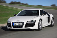 「アウディR8」
	ルマンで活躍したレースカーR8のテクノロジーを注ぎ込んだスポーツカー。軽量なアルミボディーにV8あるいはV10の大排気量エンジンを搭載したミドシップ4WDで、2006年にデビュー。2016年にフルモデルチェンジされたが、映画に登場するのは初代モデル。