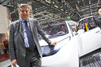 2009年、ジュネーブモーターショーに場所を変えて展示された「Bゼロ」とともに。