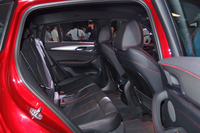 後席（写真）にはリクライニング機能が備わる。