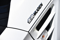 FRP製の「フロントエアロフェンダー」。ホイールハウス後方の部分には、ノーマル車とは異なる水平基調のスリットが設けられている。