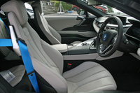 試乗車には「スフェリック・パーフォレ―テッド・フル・レザー・シート」やブルーのシートベルトなどがパッケージになったオプション「ピュア・インパルス」（147万円）が装着されていた。