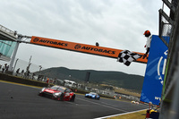 No.1 MOTUL AUTECH GT-R、ゴールの瞬間。ブルーのNo.12 カルソニックIMPUL GT-Rが続く。