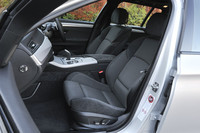 標準のシートは4ウェイの電動調整式だが、試乗車にはオプションの8ウェイタイプ（15万5000円）が装着されていた。