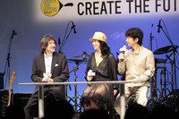 トヨタマーケティングジャパンの片岡史憲マーケティングディレクター（写真左）と吉田さんと中村さん。（写真＝トヨタ自動車）