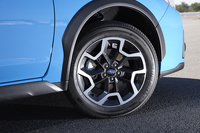 新デザインとなったガソリン車の17インチアルミホイール。