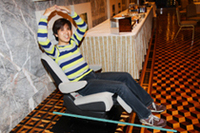 地面に足が着いた状態で座るのが良い。