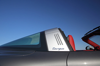 初代「タルガ」を思わせるシルバーの“タルガバー”には、オリジナルをほうふつとさせる3本のグリルと“targa”のロゴが入る。