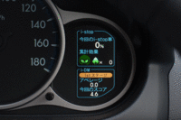 スピードメーターの右隣に見えるのが、新機能「i-DM」のモニター。運転のムラやムダを判定、スコアやアドバイスが表示される。（写真をクリックするとモニターのアップが見られます）