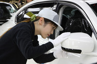 内外装を1台につき1時間かけて作業者が目で見て、触って確かめる「特別点検チェック」。担当するのは「VES」（ヴィークル・エバリュエーション・システム）の上級認定者5名で、うち2名は女性である。