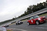 5人のプロドライバーによって争われた「MINIグランプリ」。わざとホイールスピンさせ、タイヤスモークを上げてのスタートから抜きつ抜かれつのバトルと、プロらしい演出を見せた。