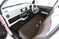 「+Hana」の前席は、全グレードがベンチシートとなる。