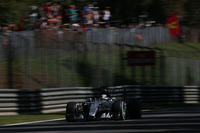 7戦連続、今季11回目、通算49回目のポールポジションを決めたハミルトンは、スタートからゴールまで危なげないレース運びで2位セバスチャン・ベッテルを寄せ付けなかった。これでキャリア通算40勝目、歴代4位のベッテルまであと1勝と迫った。（Photo=Mercedes）
    