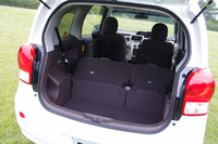 荷室の開口部は、幅1100×高さ810mm。後席を倒すことで容量は増やせるが、荷室の床と背もたれの間には段差が生ずる。