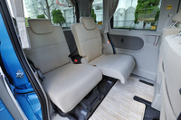 リアシートは左右個別にスライドとリクライニングが可能。スライド長は24cmとなっている。